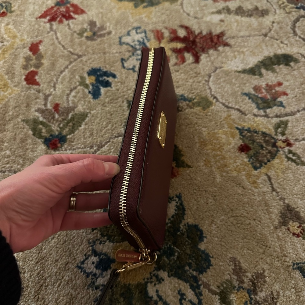 Michael Kor’s Jet Set Continental Travel Full Zip Leather Wallet - Picture 10 of 13